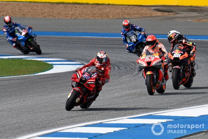 Jack Miller, equipo Ducati, Marc Márquez, equipo Repsol Honda, Miguel Oliveira, Red Bull KTM Factory Racing, Danilo Petrucci, Alex Rins, equipo Suzuki MotoGP, pilotos que esperan un remolque