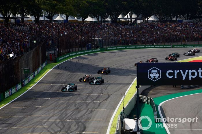 George Russell, Mercedes W13, Lewis Hamilton, Mercedes W13, Max Verstappen, Red Bull Racing RB18, Sergio Pérez, Red Bull Racing RB18