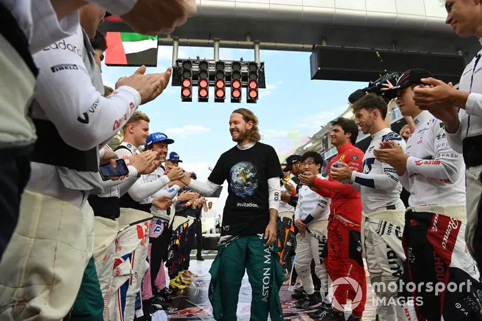 Sebastian Vettel, Aston Martin, recibe una guardia de honor de los demás pilotos de la parrilla antes de la salida de su última carrera en la F1