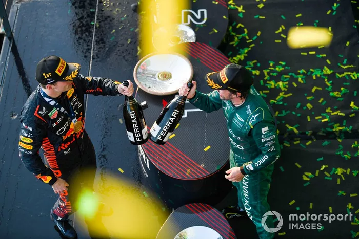 Podio: ganador Max Verstappen, Red Bull Racing, tercer lugar Fernando Alonso, Aston Martin F1 Team