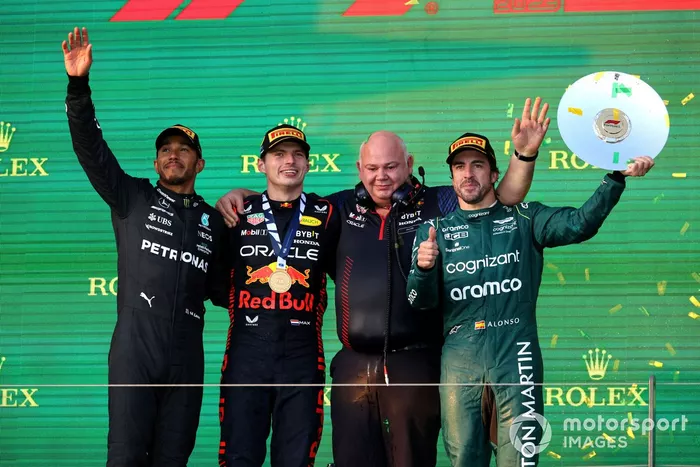 Podio: segundo lugar Lewis Hamilton, Mercedes-AMG, ganador Max Verstappen, Red Bull Racing, tercer lugar Fernando Alonso, Aston Martin F1 Team
