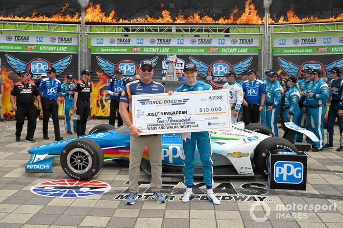 Josef Newgarden, Chevrolet del equipo Penske, celebra en el Victory Lane