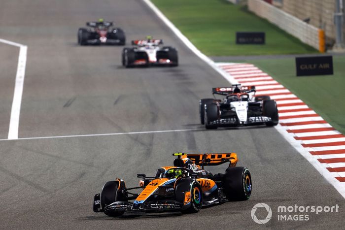 Lando Norris, McLaren MCL60, Nyck de Vries, AlphaTauri AT04