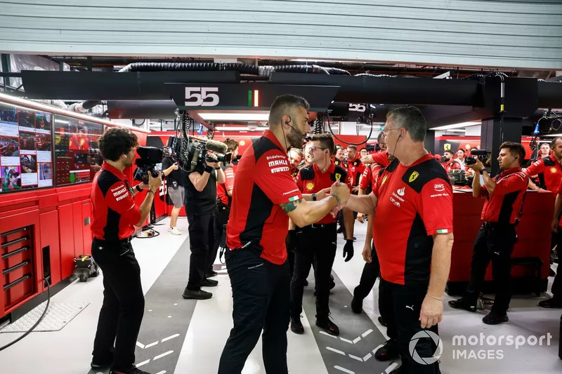 I membri della squadra Ferrari festeggiano dopo aver ottenuto la pole nelle qualifiche
