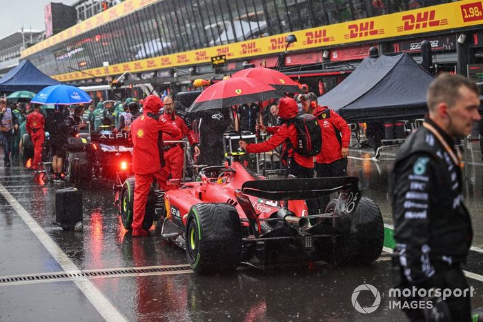 Carlos Sainz, Ferrari SF-23, en boxes durante la parada con bandera roja