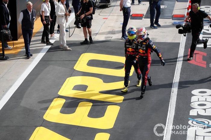 Sergio Pérez, Red Bull Racing, 1ª posición, Sergio Pérez, Red Bull Racing, 2ª posición, en Parc Ferme