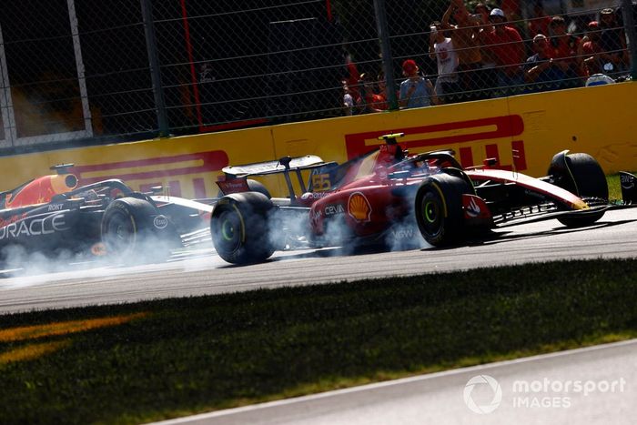 Carlos Sainz, Ferrari SF-23, cierra por delante de Max Verstappen, Red Bull Racing RB19