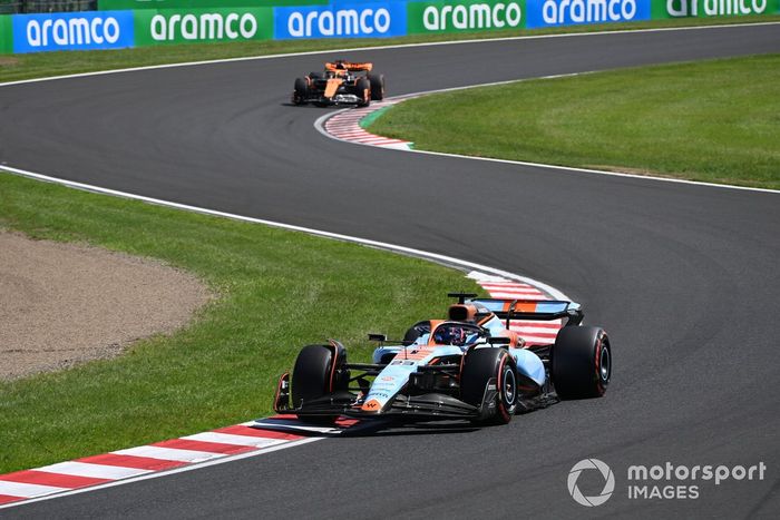 Alex Albon, Williams FW45, Oscar Piastri, McLaren MCL60