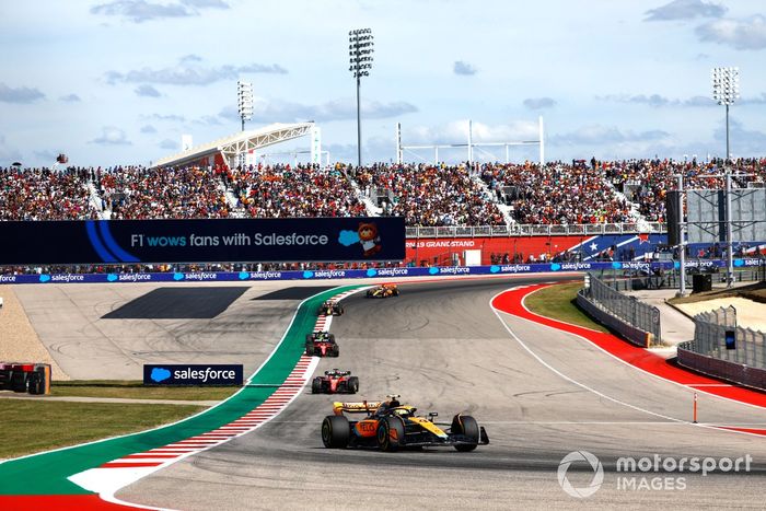 Lando Norris, McLaren MCL60, Charles Leclerc, Ferrari SF-23, Carlos Sainz