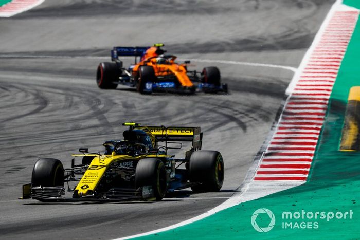 Nico Hulkenberg, Renault R.S. 19, leads Lando Norris, McLaren MCL34