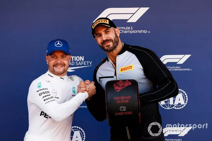 Valtteri Bottas recebe prêmio pela pole do astro do WWE Claudio 