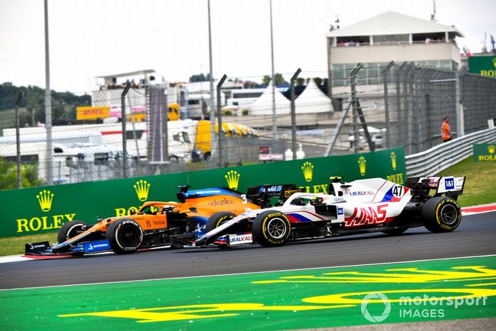 Daniel Ricciardo, McLaren MCL35M, lucha con Mick Schumacher, Haas VF-21