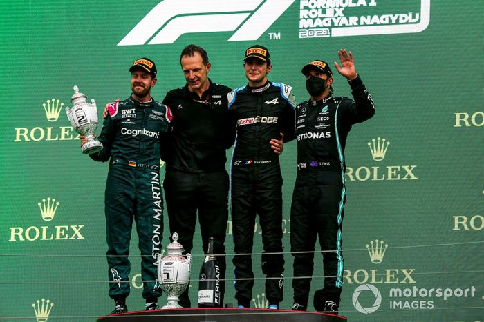 Podio: segundo lugar Sebastian Vettel, Aston Martin, Laurent Rossi, CEO Alpine F1, ganador Esteban Ocon, Alpine F1, tercer lugar Lewis Hamilton, Mercedes