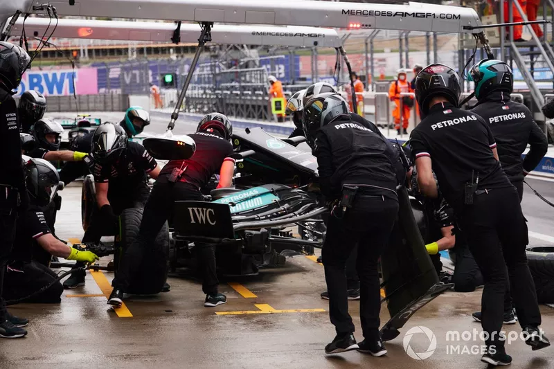 Los mecánicos sustituyen el alerón delantero del coche de Lewis Hamilton, Mercedes W12, durante la clasificación