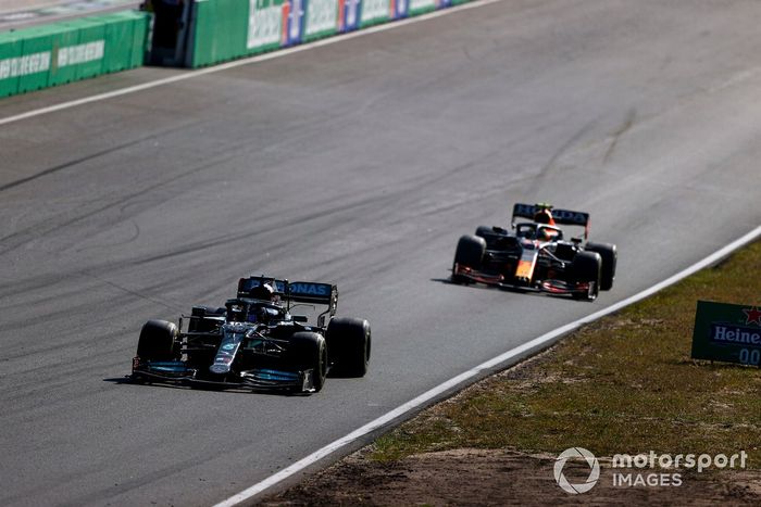 Lewis Hamilton, Mercedes W12, Sergio Pérez, Red Bull Racing RB16B