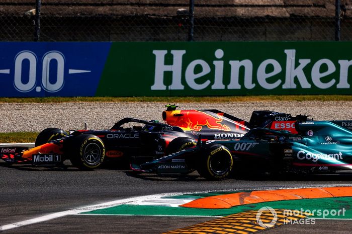 Sergio Pérez, Red Bull Racing RB16B, lucha con Lance Stroll, Aston Martin AMR21