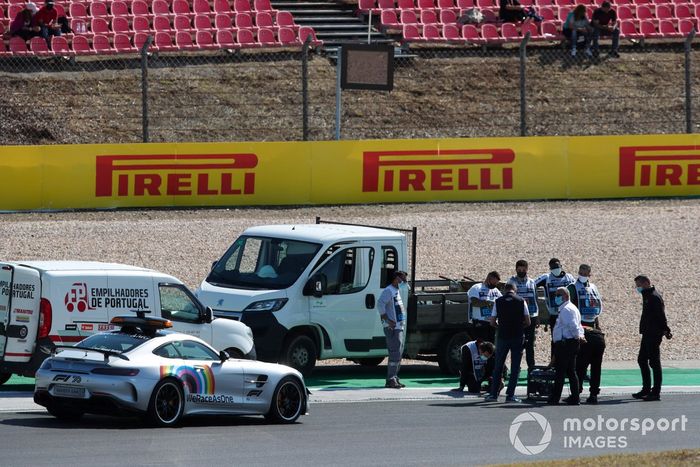 Michael Masi, Director de Carrera de la FIA, el personal de la FIA y los oficiales inspeccionan una alcantarilla antes de la calificación