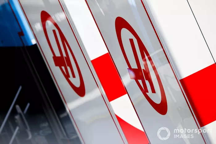 Logo de Haas en el hospitality