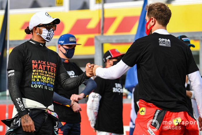 Nicholas Latifi, Williams Racing, Daniil Kvyat, AlphaTauri, Lewis Hamilton, Mercedes-AMG F1, Sebastian Vettel, Ferrari, y los demás en la parrilla