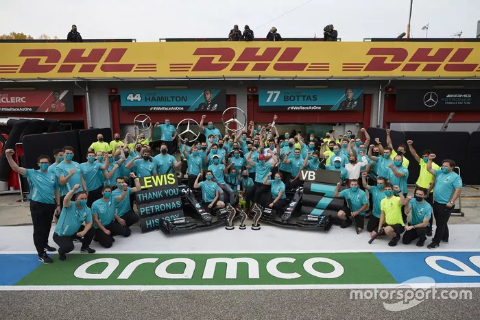 El equipo Mercedes-AMG F1 celebra el séptimo título de constructores