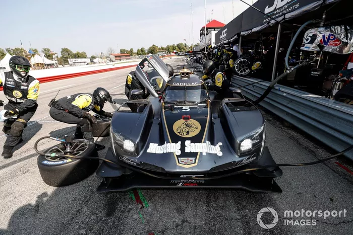 #5 Mustang Sampling Racing / JDC-Miller MotorSports Cadillac DPi, DPi: Sebastien Bourdais, Joao Barbosa, pit stop