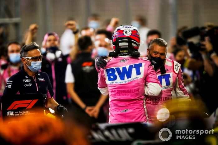 El ganador de la carrera Sergio Pérez, Racing Point celebra en parc ferme con el equipo