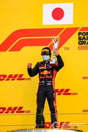 Yuki Tsunoda, Carlin, 1st position, on the podium