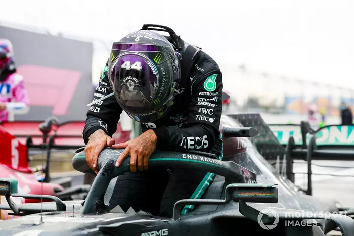 El ganador de la carrera Lewis Hamilton, Mercedes-AMG F1 celebra su 7º título de campeón del mundo en Parc Ferme 