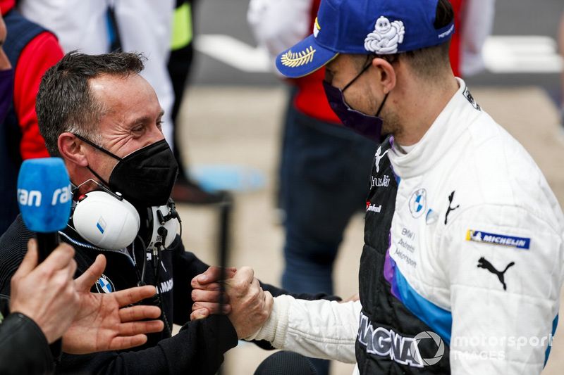 Ganador Jake Dennis, BMW i Andretti Motorsport, BMW iFE.21 celebra en Parc Ferme 
