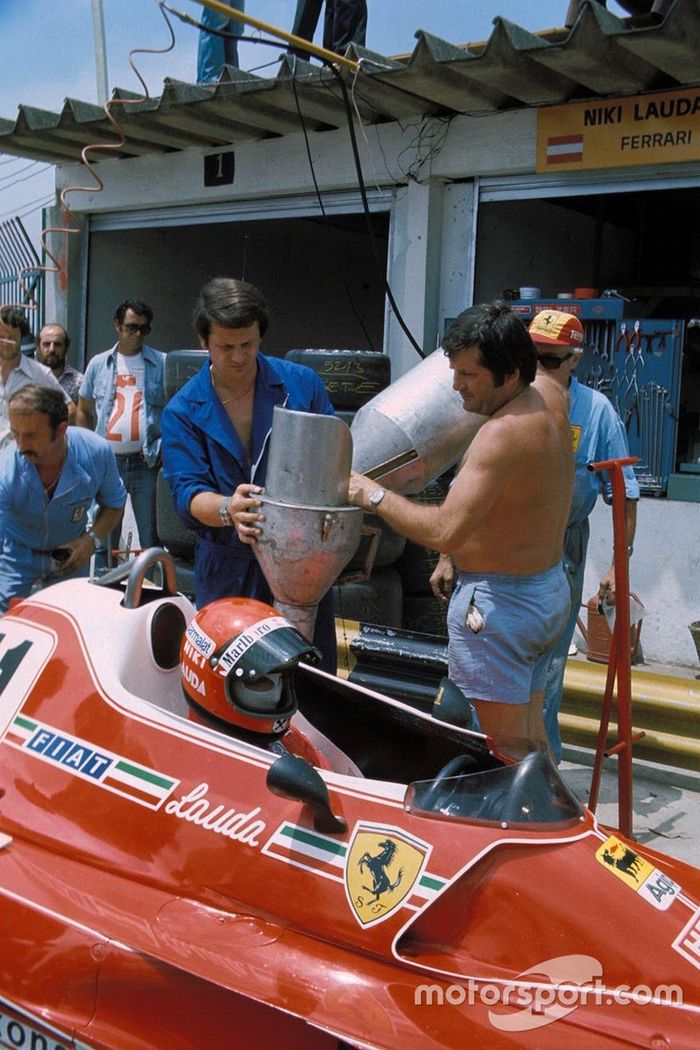 Os mecânicos reabastecem Niki Lauda, Ferrari 312B3