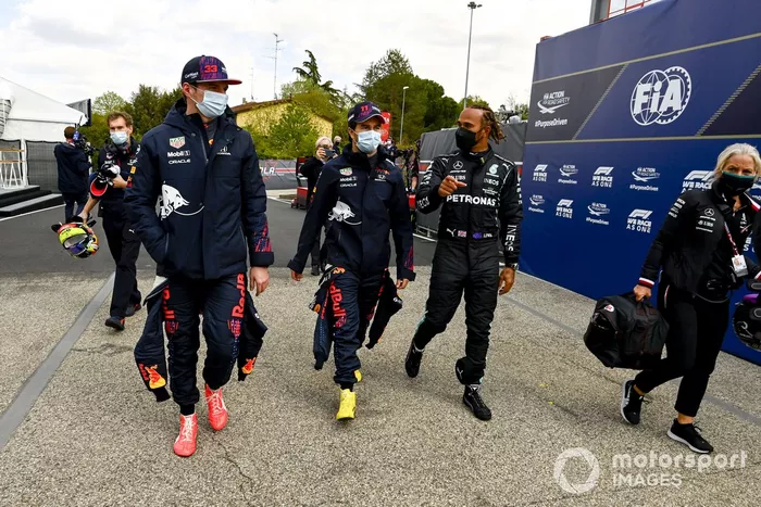 Max Verstappen, Red Bull Racing, Sergio Pérez, Red Bull Racing y Lewis Hamilton, Mercedes piloto de la Pole, caminando hacia la Conferencia de Prensa 