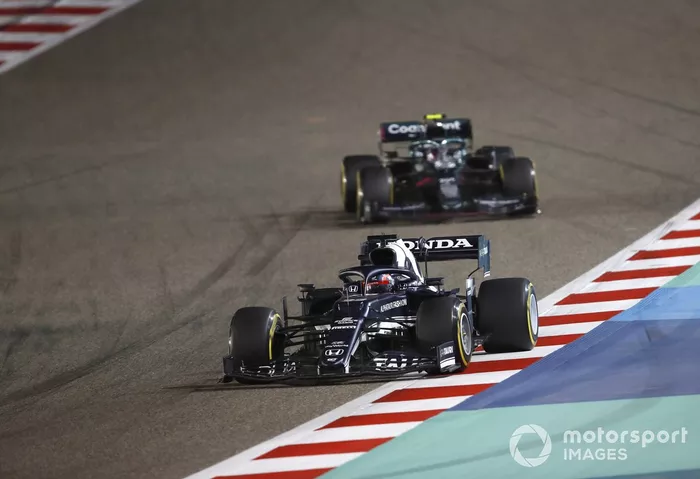 Pierre Gasly, AlphaTauri AT02, Sebastian Vettel, Aston Martin AMR21 
