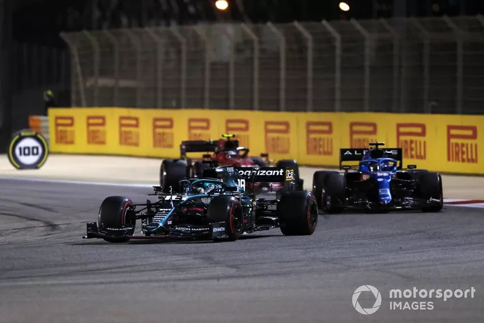 Lance Stroll, Aston Martin AMR21, Fernando Alonso, Alpine A521, Carlos Sainz Jr., Ferrari SF21 