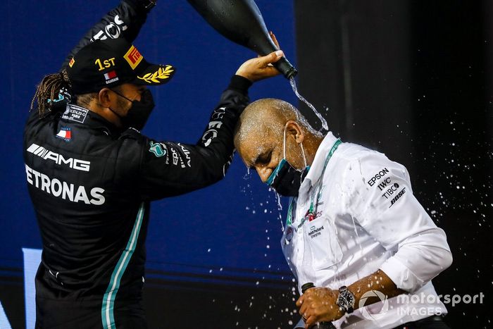 Podio: ganador Lewis Hamilton, Mercedes con un miembro del equipo Mercedes