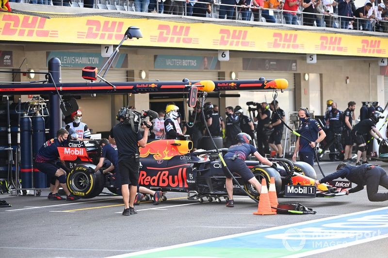 Max Verstappen, Red Bull Racing RB16B, vuelve al garaje
