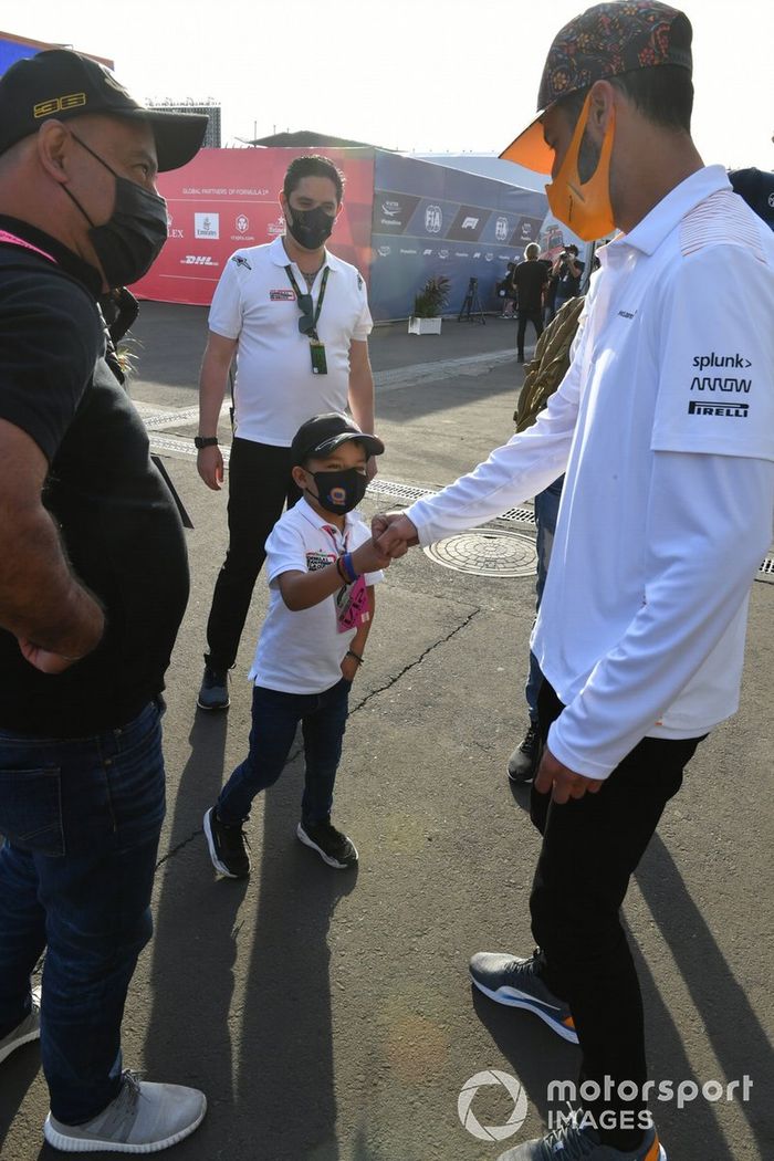 Daniel Ricciardo, McLaren y un joven aficionado