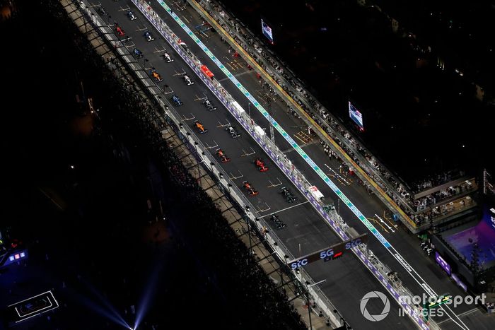 Lewis Hamilton, Mercedes W12, Valtteri Bottas, Mercedes W12, Max Verstappen, Red Bull Racing RB16B, y el resto de la parrilla en la reanudación