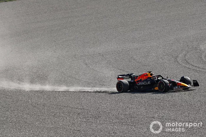 Max Verstappen, Red Bull Racing RB18, en la grava