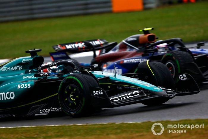 Lance Stroll, Aston Martin AMR24, adelanta a Logan Sargeant, Williams FW46