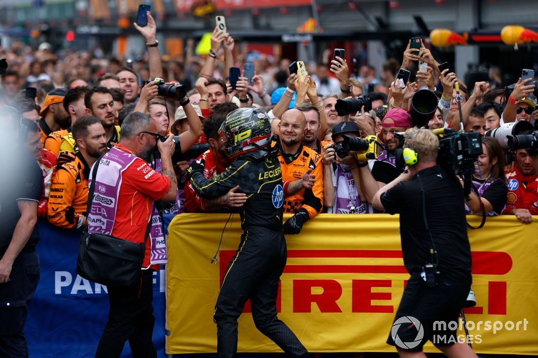 Charles Leclerc, Scuderia Ferrari, 1ª posición, celebra con su equipo en Parc Ferme 