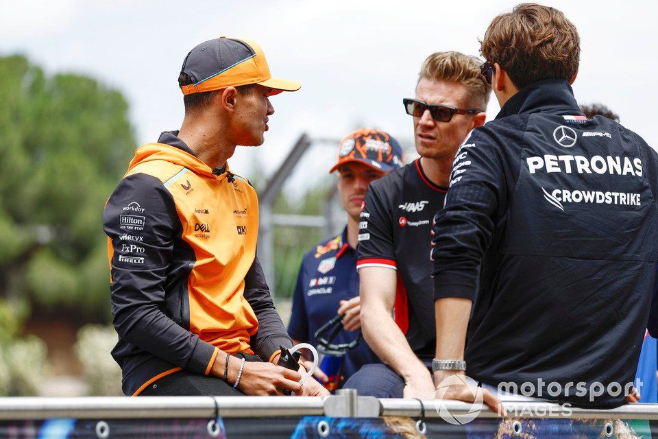 Lando Norris, McLaren F1 Team, Nico Hulkenberg, Haas F1 Team, George Russell, Mercedes-AMG F1 Team, rozmowa na paradzie kierowców