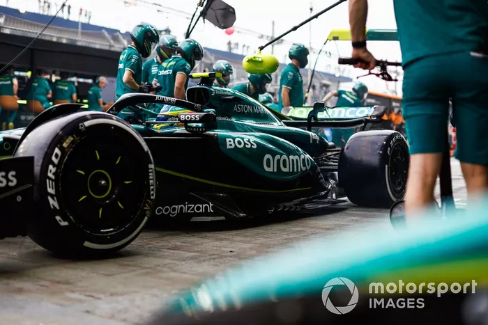Fernando Alonso, Aston Martin AMR24, en boxes