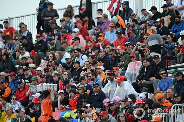 Aficionados mojados en una grada