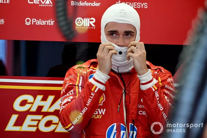 Charles Leclerc, Scuderia Ferrari, en el garaje 