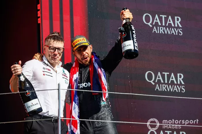 Peter Bonnington, Ingeniero Jefe de Carrera, Equipo Mercedes-AMG F1, Lewis Hamilton, Equipo Mercedes-AMG F1, 1ª posición, celebran en el podio con Champán