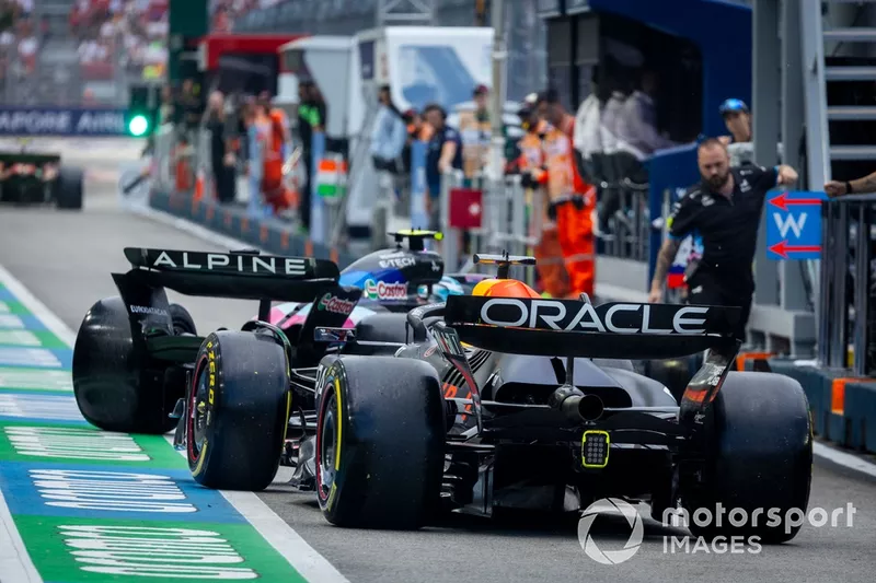 Pierre Gasly, Alpine A524, Max Verstappen, Red Bull Racing RB20, dans la voie des stands
