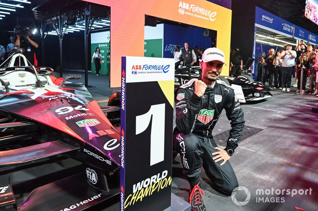 El campeón del mundo Pascal Wehrlein, Porsche, celebra en Parc Ferme