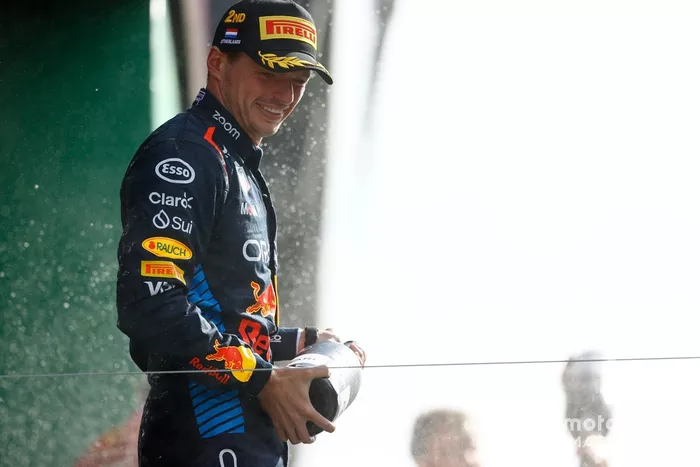 Max Verstappen, Red Bull Racing, 2ª posición, rocía Champán en el podio