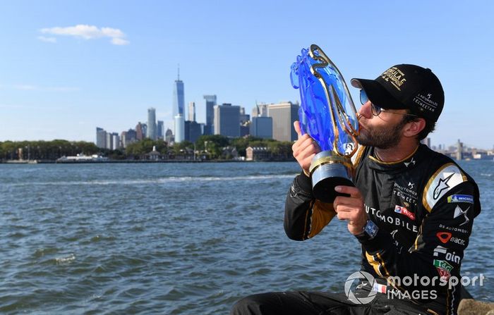 Campeón Fórmula E 2018/2019 Jean-Eric Vergne, DS TECHEETAH, con el trofeo