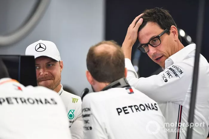 Toto Wolff, Executive Director (Business), Mercedes AMG, e Valtteri Bottas, Mercedes AMG F1 
